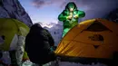 Untuk diketahui, puncak Jannu East dikenal sebagai salah satu pendakian paling menantang di Himalaya. Dalam foto yang diambil pada 12 Oktober 2025 ini, pendaki gunung Prancis Benjamin Vedrines (kanan) dan Nicolas Jean berkemah dalam perjalanan menuju puncak Jannu East, pendakian pertama ke puncak setinggi 7.468 meter di Nepal. (Quentin DEGRENNE/AFP)