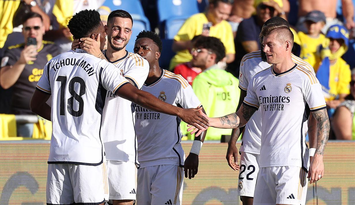 Hingga pekan ke-22 La Liga 2023/2024 Real Madrid yang sementara menempati peringkat pertama klasemen sementara juga baru kebobolan 14 gol dengan memasukkan 47 gol. Los Blancos hanya unggul dua poin dari tim kejutan, Girona. Real Madrid mengemas 57 poin, sementara Girona 55 poin dengan masing-masing mengemas 1 kekalahan. (AFP/Thomas Coex)