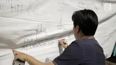 Peserta aksi menandatangani spanduk Aksi Galang Petisi Tolak Kriminalisasi Ulama di kantor Komnas HAM, Jakarta, Jumat (19/5). Para alumni 212 mengumpulkan satu juta tanda tangan sebagai bentuk dukungan terhadap Komnas HAM. (Liputan6.com/Faizal Fanani)