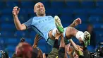 Bek Manchester City, Pablo Zabaleta dilemparkan ke udara oleh rekan-rekannya usai pertandingan melawan West Bromwich Albion di Liga Inggris di Stadion Etihad, Manchester,(16/5). Zabaleta direkrut City pada Agustus 2008. (AFP Photo/Anthony Devlin)