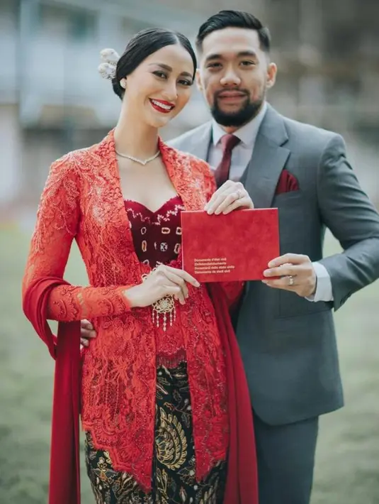 Pulasan makeup flawless dengan lipstik merah merona menyempurnakan penampilan Ayu Maulida.