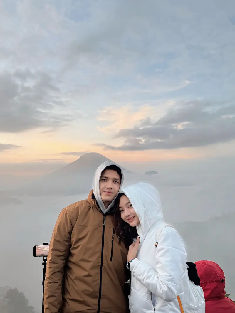 7 Potret Glenca Chysara dan Rendi Jhon Liburan ke Dieng, Nikmati Keindahan Sunrise