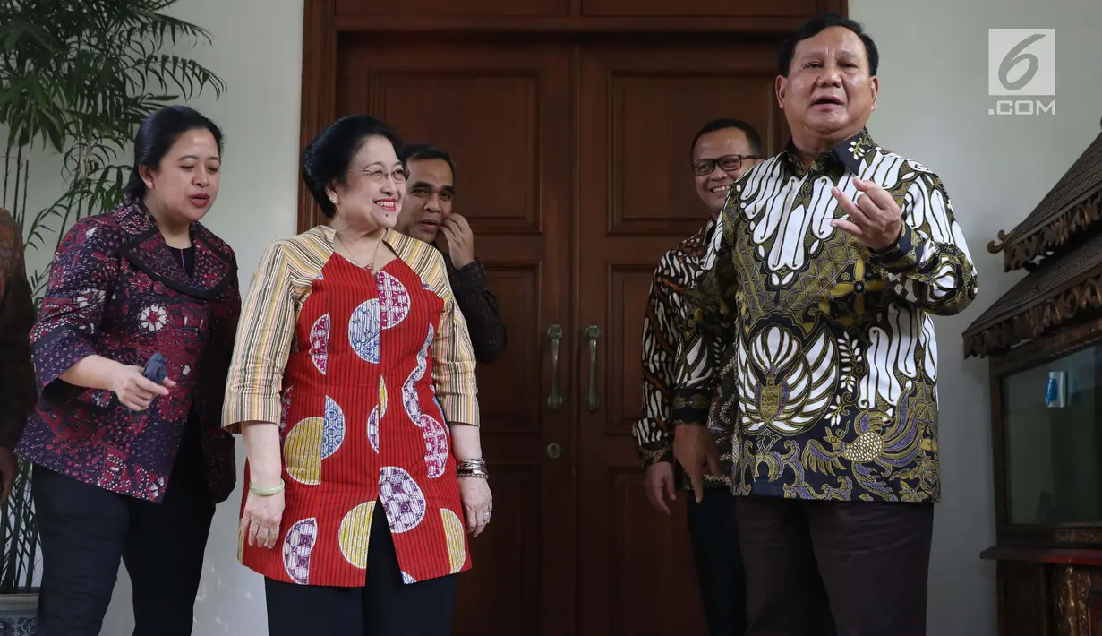 Ketua Umum PDIP, Megawati Soekarnoputri (kedua kiri) bersama Ketua Umum Partai Gerindra, Prabowo Subianto jelang memberikan keterangan usai pertemuan dan makan siang bersama di kediaman Megawati di Jalan Teuku Umar, Jakarta, Rabu (24/7/2019). (Liputan6.com/Helmi Fithriansyah)