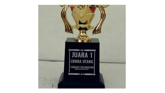Potret Piala dari Perlombaan Unik Ini Bikin Ngakak