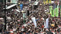 Ribuan demonstran kenakan pakaian hitam untuk tuntut kepala eksekutif Hong Kong mundur (AFPHector Retamal)