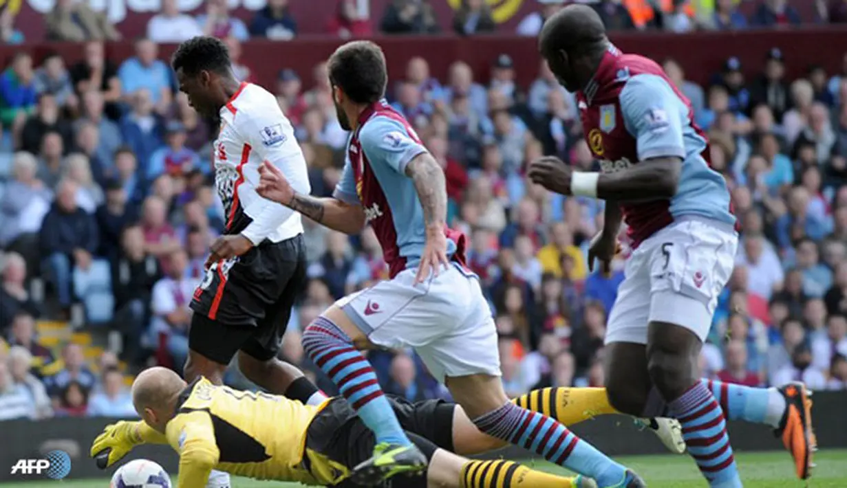 Daniel Sturridge mencetak gol pada pertandingan Liga Inggris antara Aston Villa melawan Liverpool di Stadion Villa Park , Birmingham Sabtu 24 Agustus 2013. (AFP/Olly Greenwood)