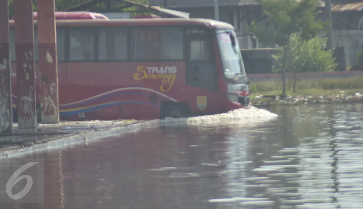 Banjir akibat air laut pasang atau rob yang menggenangi Terminal Terboyo di Semarang, Minggu (15/5/2016). Banjir rob tersebut mengakibatkan penumpang memilih turun di luar terminal, sehingga aktivitas di dalam terminal lumpuh. (Foto: Gholib)