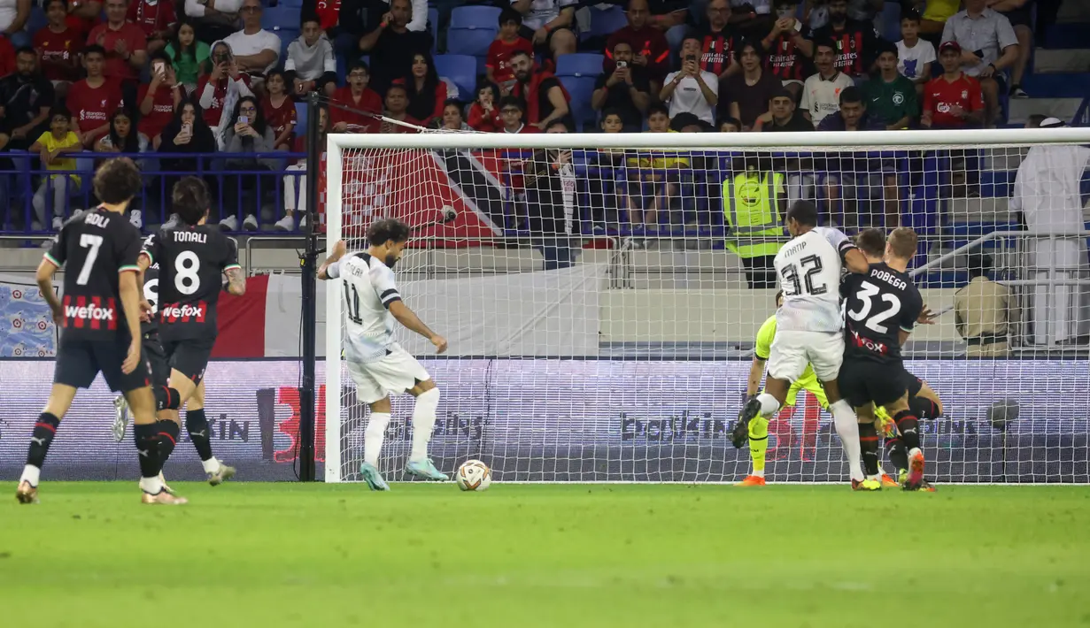 <p>Penyerang Liverpool, Mohamed Salah saat mencetak gol ke gawang AC Milan selama pertandingan Dubai Super Cup 2022 di stadion al-Maktoum, Uni Emirat Arab, Jumat (16/12/2022). Liverpool menang telak atas AC Milan 4-1. (AFP/Karim Sahib)</p>