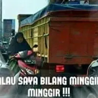 Kamu para pengendara motor tahu persis, merekalah raja jalanan sejati. Pengagumnya bahkan membuat meme :D