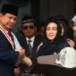 Ketua Yayasan Pendidikan Bung Karno Rachmawati Soekarnoputri berjabat tangan dengan Bakal Capres Prabowo Subianto usai mengikuti Upacara Peringatan Detik-detik Proklamasi Kemerdekaan ke-73 di UBK, Jakarta, Jumat (17/8). (merdeka.com/imam buhori)