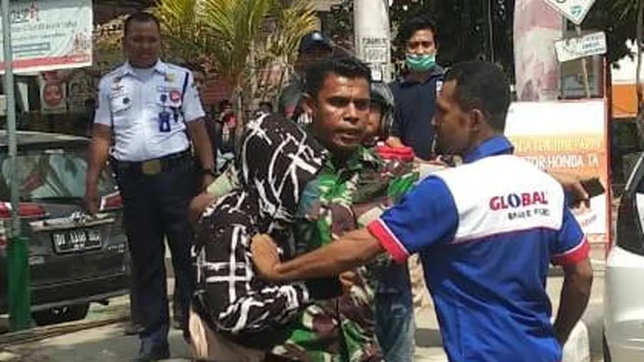Kopda Emanuel Maresyembun, anggota TNI yang melerai tawuran anak STM di Kendari, Jumat (6/12/2019).(Liputan6.com/Ahmad Akbar Fua)