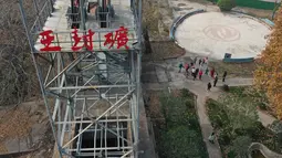 Foto dari udara menunjukkan wisatawan berkunjung ke Tambang Wangfeng di Distrik Zhongzhan, Kota Jiaozuo, Provinsi Henan, China tengah (29/11/2020). Dalam beberapa tahun terakhir, otoritas setempat mengubah tambang berusia seabad itu menjadi kawasan wisata dan budaya. (Xinhua/Feng Xiaomin)