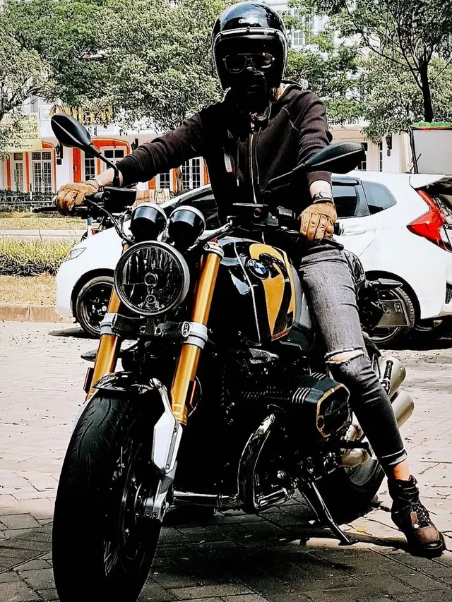 6 Gaya Nikita Mirzani saat Naik Motor Gede, Curi Perhatian