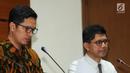 Wakil Ketua KPK Laode Muhammad Syarif (kanan) didampingi Jubir KPK Febri Diansyah memberi keterangan dugaan TPPU, Jakarta, Jumat (18/5). Sebuah korporasi diduga menampung uang hasil korupsi Bupati Kebumen Mohamad Yahya Fuad. (Merdeka.com/Dwi Narwoko)