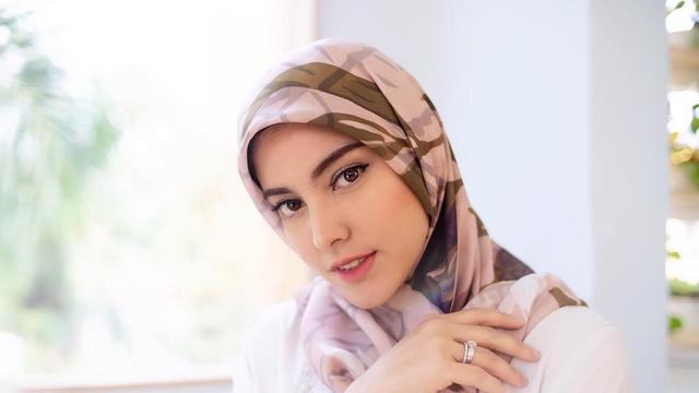 6 Potret Medina Dina Pakai Hijab, Dapat Restu Roy Marten Meski Beda Agama dengan Gading