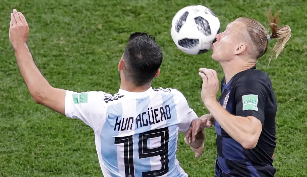 Pemain Argentina, Sergio Aguero berebut bola dengan pemain Kroasia, Domagoj Vida pada pertandingan Grup D Piala Dunia 2018 di Nizhy Novgorod Stadium, Rusia, Jumat (22/6). Menang 3-0, Kroasia dipastikan lolos ke babak 16 besar. (AP/Michael Sohn)