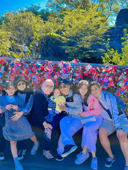 Dari beberapa potretnya, penyanyi asal Depok itu terlihat membawa keluarga seperti, putrinya, Bilqis Khumaira Razak, Ayah Rozak, Umi Kalsum, adiknya Syifa beserta suami dan anaknya. [Instagram/mom_ayting92_]