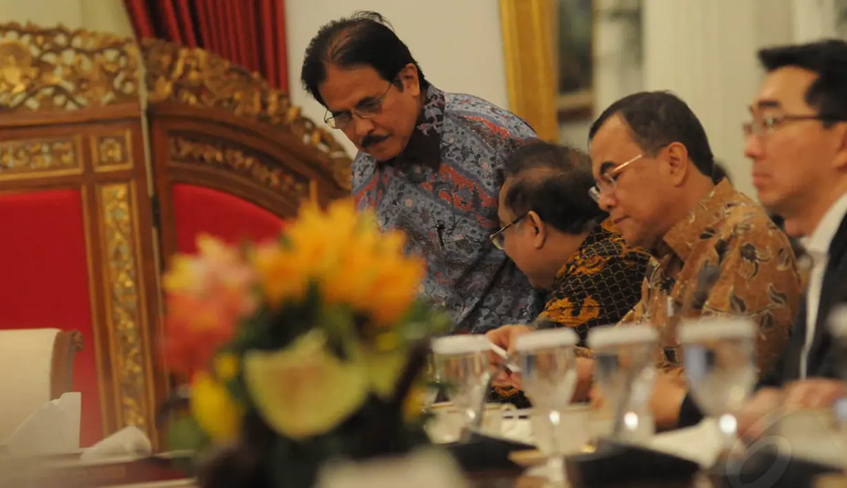 Dalam pertemuan yang berlangsung tertutup itu, Presiden Jokowi didampingi Menteri Koordinator Perekonomian Sofyan Djalil (kiri), Jakarta, Selasa (4/11/2014). (Liputan6.com/Herman Zakharia)