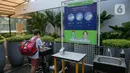 Siswa mencuci tangan sebelum memasuki ruang kelas di Lycee Francais De School, Jakarta, Jumat (28/5/2021). Sekolah ini menerapkan sistem pembelajaran campuran (blended learning) antara tatap muka dengan daring agar ruang kelas hanya diisi 50 persen kapasitas siswa. (Liputan6.com/Faizal Fanani)