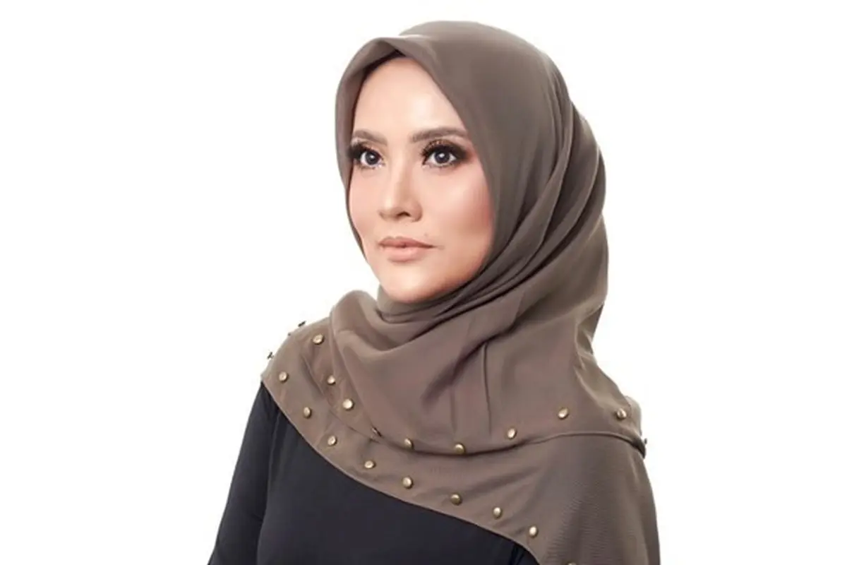Elma Theana juga tampak semakin anggun dan memesona dalam balutan hijab.