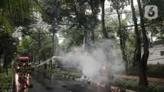 Petugas pemadam kebakaran berusaha memadamkan api yang menyala di salah satu tiang listrik yang ada di jalan Jalan Prof M Yamin menuju Taman Menteng, Jakarta, Rabu (17/1/2024). (Liputan6.com/Faizal Fanani)