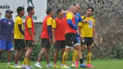 Pelatih Milomir Seslija dan pemain Arema Cronus lainnya melerai dan menenangkan emosi Kiko Insa dan Arif Suyono. (Bola.com/Kevin Setiawan).