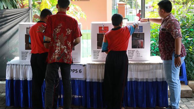 Penghuni Panti Sosial Bina Laras Harapan Sentosa (PSBLHS) 2 menggunakan hak pilihnya dalam pemilu serentak di Cipayung, Jakarta Timur, Rabu (17/4). Pada Pemilu 2019, total pemilih dengan disabilitas grahita dan mental yang masuk DPT berjumlah 54.295 pemilih. (Liputan6.com/Immanuel Antonius)