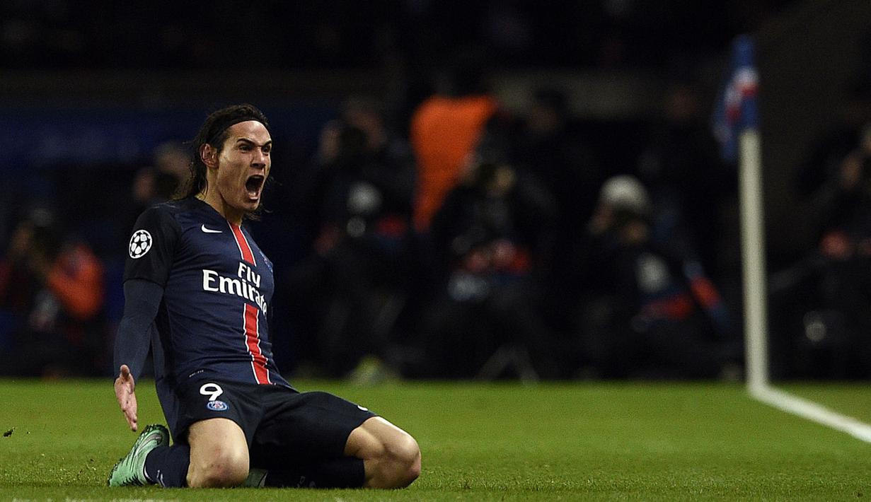 Pemain PSG, Edinson Cavani merayakan golnya ke gawang Chlesea pada leg pertama babak 16 besar Liga Champions di Stadion  Parc des Princes, Paris. (AFP / Franck Fife)