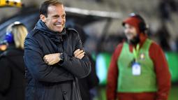 Pelatih Juventus, Massimiliano Allegri terlihat kedinginan saat menemani timnya berlaga melawan Melbourne Victory pada ajang International Champions Cup football di Melbourne, (23/7/2016). AFP/Saeed Khan)