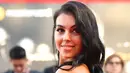 Kekasih striker Juventus Cristiano Ronaldo, Georgina Rodriguez tersenyum saat tiba menghadiri Festival Film Venice ke-75 di Venice, Italia, (29/8). Georgina Rodriguez tampil seksi dengan gaun hitam. (AFP Photo/Vincenzo Pinto)