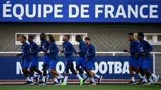 Para pemain Prancis melakukan pemanasan selama mengikuti sesi latihan di Clairefontaine-en-Yvelines (19/9/2022). Latihan ini sebagai bagian dari persiapan tim untuk berlaga melawan Austria di Stade de France pada 22 September dan dilanjutkan tiga hari kemudian melawan Denmark di Copenhagen dalam lanjutan laga UEFA Nations League. (AFP/Franck Fife)