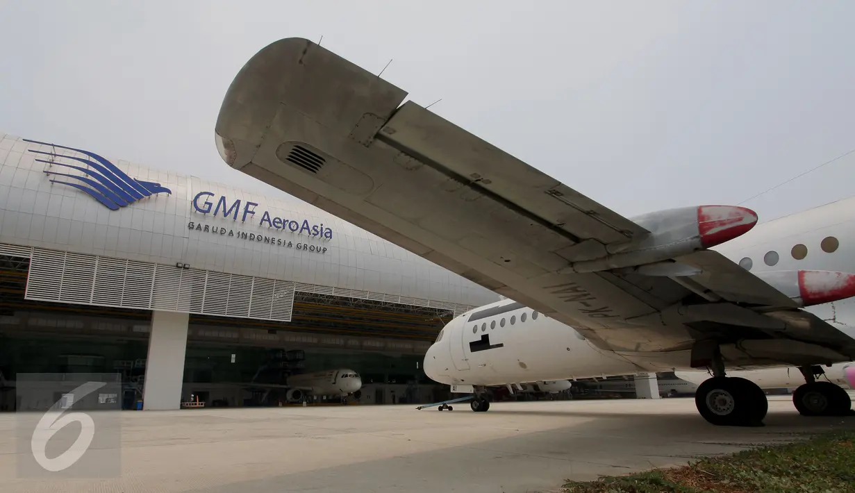 Pesawat terparkir di depan bengkel pesawat atau hanggar terbesar di dunia milik PT Garuda Maintenance Facility di area Bandara Soekarno-Hatta, Tangerang, Senin (28/9). Pembangunan hanggar ini menelan biaya puluhan juta dolar AS.(Liputan6.com/Angga Yuniar)