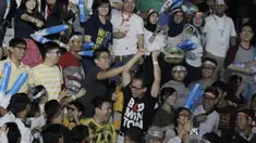 Seorang fans mendapatkan raket milik Kevin Sanjaya usai menjuarai Blilbli Indonesia Open 2018 di Istora Senayan, Minggu, (8/7/2018). Indonesia memborong dua gelar melalui Kevin/Marcus dan Tontowi Ahmad/Liliyana Natsir. (Bola.com/M Iqbal Ichsan)