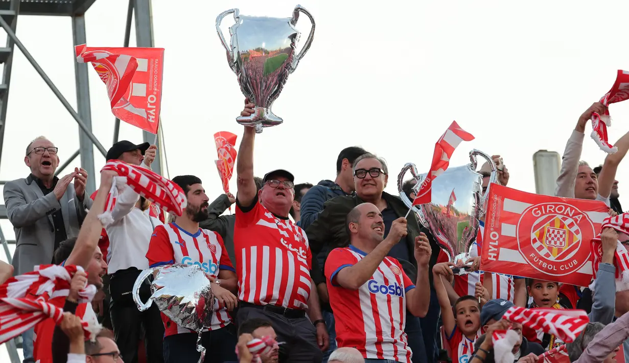 Suporter Girona merayakan keberhasilan timnya lolos ke Liga Champions untuk pertama kalinya dalam sejarah.  (AFP/Louis Gene)
