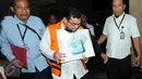 Anggota DPRD Sumut 2014 - 2019 F-PAN, Kamaluddin Harahap menundukkan wajahnya saat keluar dari gedung KPK, Jakarta, Senin (23/11/2015). Kamaluddin ditahan karena diduga menerima suap dari Gatot Pujo Nugroho. (Liputan6.com/Helmi Afandi)