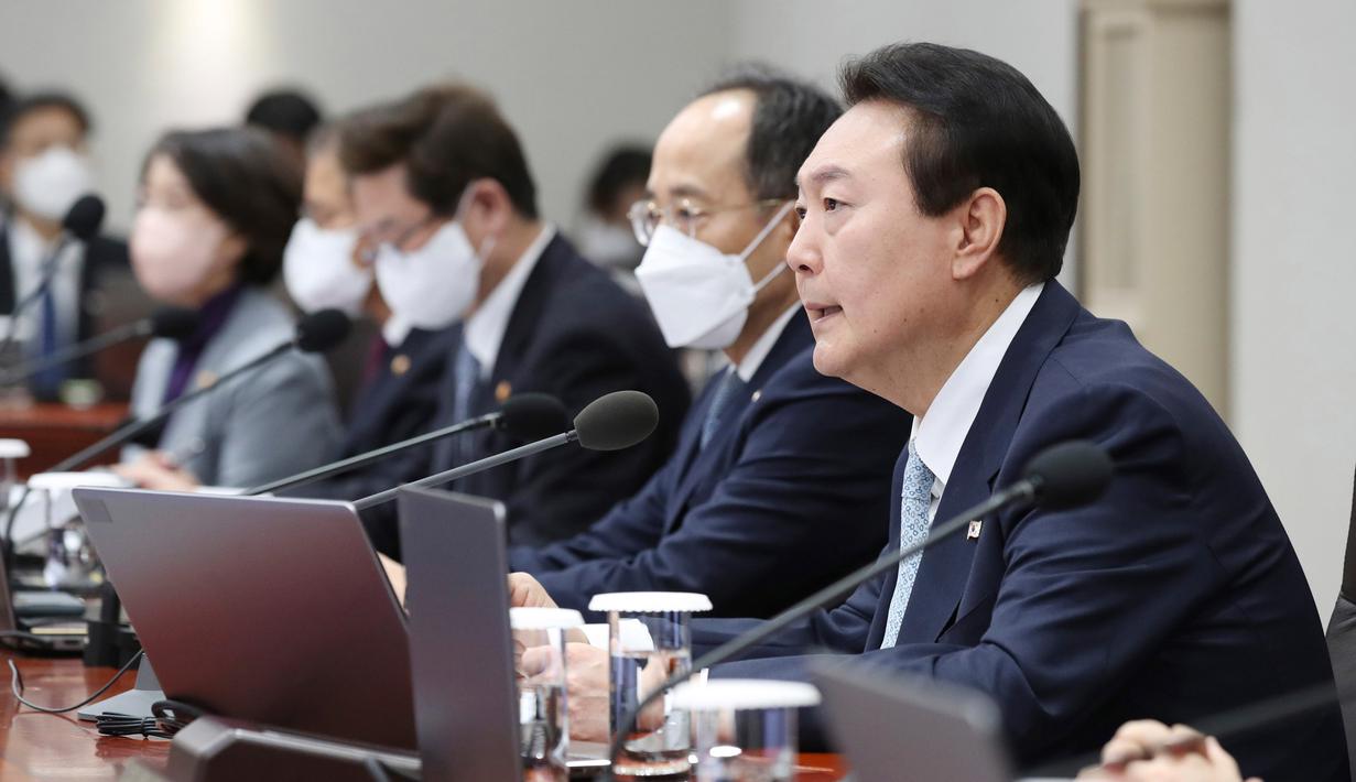 Presiden Korea Selatan Yoon Suk Yeol, kanan, berbicara dalam rapat kabinet di kantor kepresidenan di Seoul, Korea Selatan, Selasa (29/11/2022). Dalam kejadian ini ribuan pengemudi truk yang menuntut gaji dan kondisi kerja yang lebih baik membuat pemerintah lebih mungkin secara hukum memaksa para pemogok untuk kembali bekerja. (Ahn Jung-hwan/Yonhap via AP)