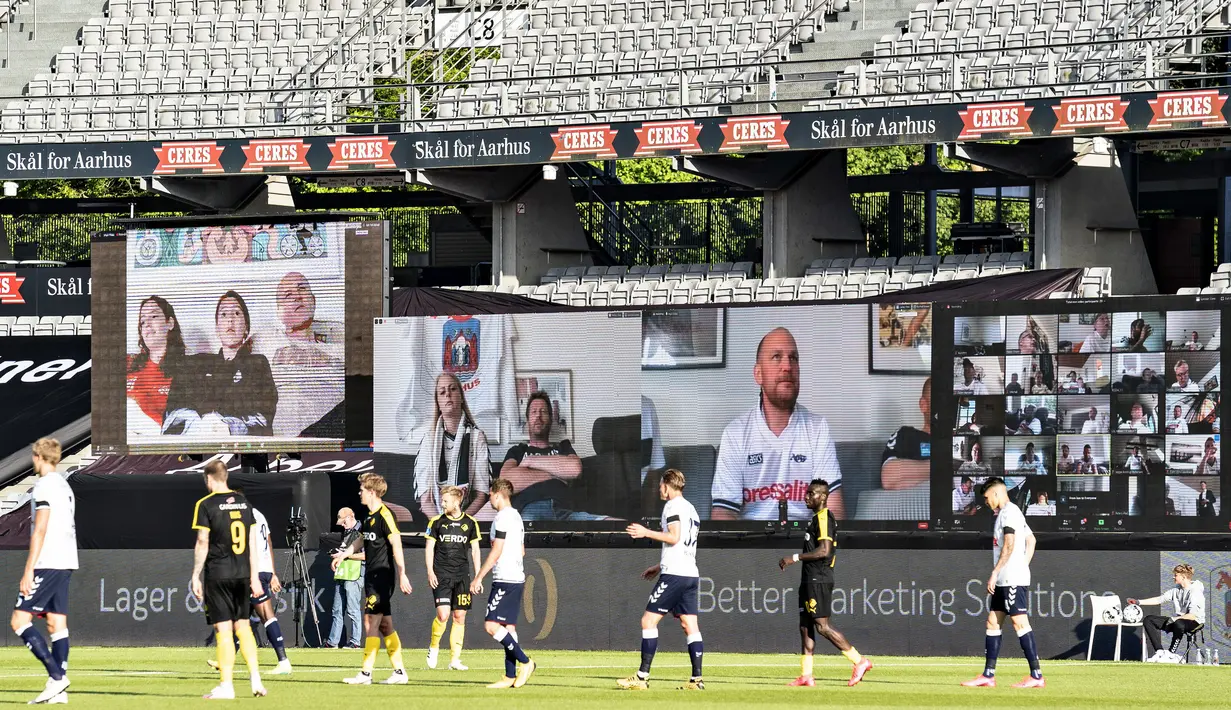 Liga Denmark Hadirkan Stadion Virtual: Penonton menyaksikan Liga Denmark antara AGF dengan Randers FC melalui aplikasi video conference di Ceres Park, Kamis (28/5/2020). Ini pertandingan pertama yang melibatkan suporter melalui aplikasi pertemuan virtual. (Henning Bagger/Ritzau Scanpix via AP)