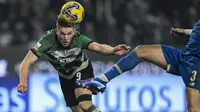 Pemain Sporting CP, Viktor Gyokeres (kiri) pernah memperkuat Brighton namun pemain asal Swedia itu cuma dimainkan di kompetisi piala. Kini Gyokeres sudah mencetak 17 gol dan membuat delapan assist dari 20 pertandingan musim ini. Performa apiknya tersebut mampu menarik perhatian klub-klub Premier League. Arsenal, Chelsea, Fulham dan West Ham sudah dikaitkan dengan sang pemain. (AFP/Patricia De Melo Moreira)