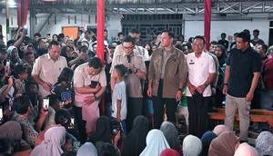 Prabowo merayakan tahun baru bersama pengungsi bencana di Tapanuli Selatan. (istimewa)