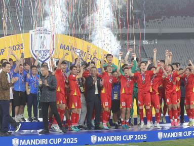 Pemain Timnas Vietnam U-23 melakukan selebrasi di atas podium setelah memastikan diri menyandang gelar juara Piala AFF U-23 2025 di SUGBK, Jakarta, Selasa (29/7/2025) malam. (Bola.com/M Iqbal Ichsan)