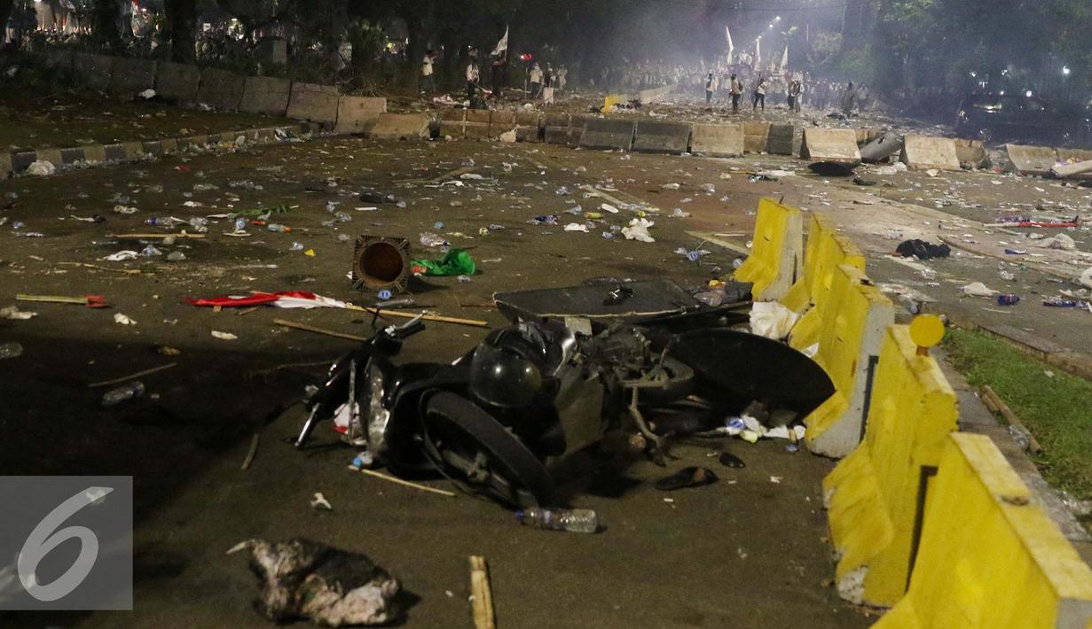 Keadaan di sekitar Monas saat terjadi bentrok antara polisi dengan pendemo di Jakarta, Jumat (4/11). Diduga bentrok terjadi saat massa HMI menyerang polisi dan polisi membalasnya dengan melempar gas air mata. (Liputan6.com/Gempur M Surya)