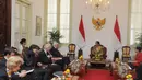 Suasana pertemuan antara Presiden Joko Widodo dengan Menlu Jerman Frank Walter Steinmeier dan staf di Istana Merdeka, Jakarta, Senin (3/11/2014). (Liputan6.com/Herman Zakharia)