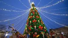 Beragam dekorasi terlihat di pasar Natal di St. Petersburg, Rusia (20/12/2020). Pasar Natal tersebut dibuka pada 19 Desember dan akan digelar sampai 10 Januari tahun depan. (Xinhua/Irina Motina)