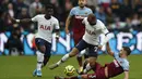 Gelandang Tottenham, Lucas Moura, berebut bola dengan bek West Ham, Aaron Cresswell, pada laga Premier League di Stadion London, London, Sabtu (23/11). West Ham kalah 2-3 dari Tottenham. (AFP/Adrian Dennis)