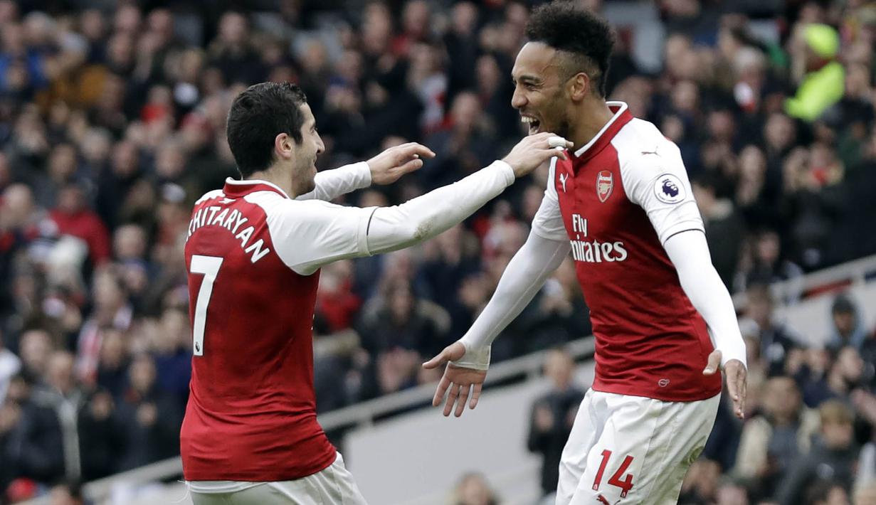 Pemain Arsenal Henrikh Mkhitaryan dan Pierre-Emerick Aubameyang melakukan selebrasi usai mencetak gol ke gawang Watford pada laga Preimer League di Stadion Emirates, Minggu (11/3/2018). Arsenal menang 3-0 atas Watford. (AP/Matt Dunham)
