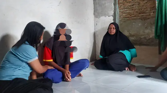 Korban KJN saat didatangi UPTD PPA Kabupaten Sikka (Liputan6.com/Ola Keda)