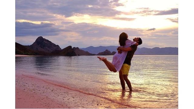 Andrew dan istri sama-sama memiliki hobi travelling. Dilihat dari akun Instagram milik Tengku, pasangan itu kerap travelling menikmati keindahan pantai.
