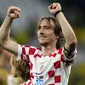 Pemain Timnas Kroasia, Luka Modric merayakan kemenangan Timnas Kroasia atas Brasil melalui adu penalti dalam laga babak perempatfinal Piala Dunia 2022 di Education City Stadium, Al Rayyan, Qatar, Jumat (9/12/2022) malam WIB. (AP/Manu Fernandez)