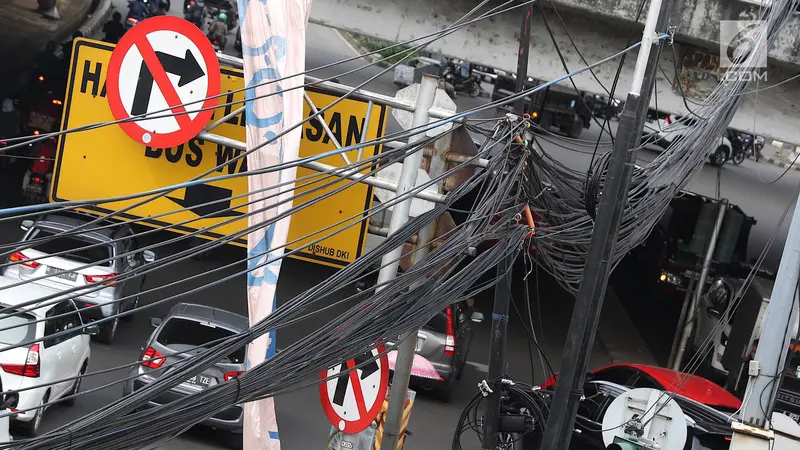 Kabel Semrawut Menjuntai di JPO Jalan Dewi Sartika