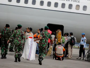 Rombongan "Indonesia Peduli Nepal" membawa barang-barang yang dibutuhkan warga Nepal, Jakarta, Rabu (29/4/2015).  Dalam rombongan pertama ini Indonesia mengirim 66 personel. (Liputan6.com/Faizal Fanani) 